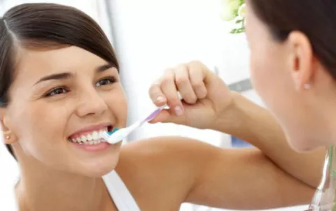 ¿Qué ocurre cuando no te lavas bien los dientes antes de dormir?