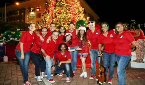 Tradicional encendida de árbol navideño