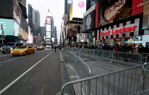 Miles plasman sus deseos de Año Nuevo en un muro de Times Square