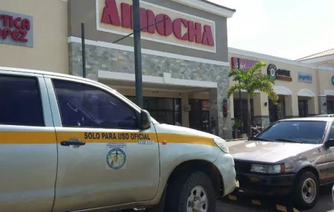 Delincuentes roban $30 mil en la Farmacia Arrocha de Costa Verde