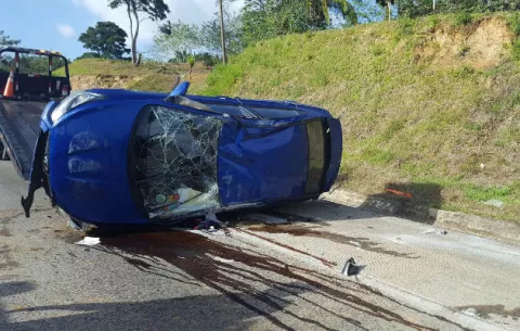 Cuatro personas con golpes tras volcarse vehículo en autopista