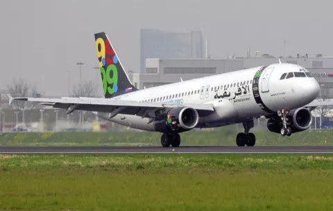 Aterriza avión libio secuestrado con 118 personas