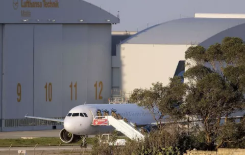 Los secuestradores del avión libio se entregan a la policía 