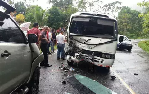 Colisión entre bus y pick up deja más de 10 heridos en Bocas del Toro