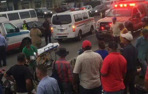 Cinco heridos deja choque entre camión y 'pick-up' en Boquerón