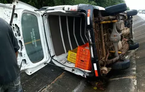 Cae en la cuneta panel de reparto y conductor sale ileso