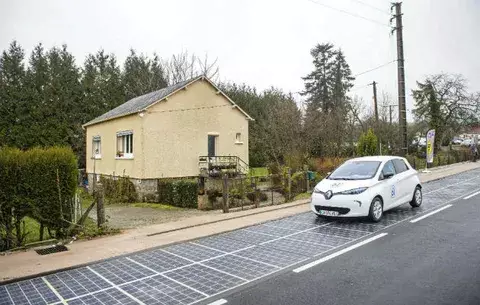 Francia inaugura el primer tramo de carretera solar del mundo