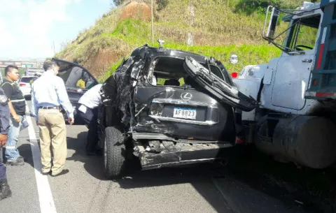Triple accidente en autopista Panamá Colón deja daños materiales