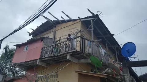 Piden ayuda para caserón en Colón sin techo