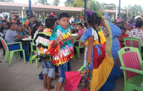 Celebran el Día de las Madres y la Navidad en Llano Grande