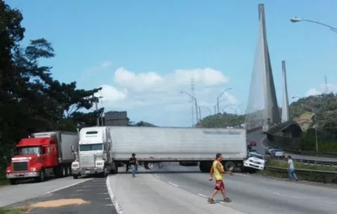 Camión paraliza el tráfico en la vía Centenario