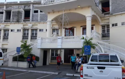 Tribunal de apelación reitera medida cautelar a madre de profesor prófugo