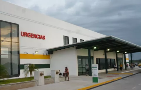 Agreden a policía y este le dispara; ambos están delicados