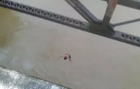 Chiquillos retan a la muerte en Bocas del Toro