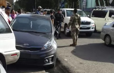 Balacera entre pandillas deja tres heridos en Colón 