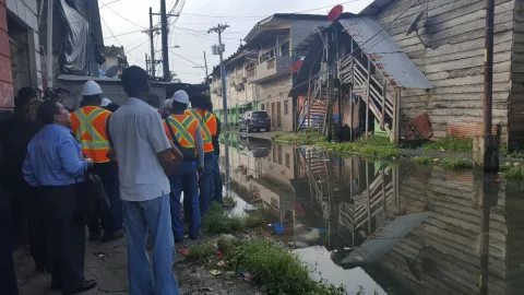 Desborde de aguas servidas los lleva a cerrar la vía en Colón