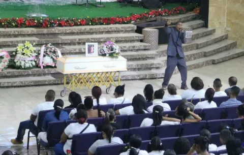 Efectúan honras fúnebres de menor colonense atropellada 