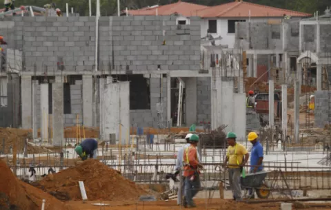 Promotores de viviendas se oponen al aumento de hasta el 300% de tasas 