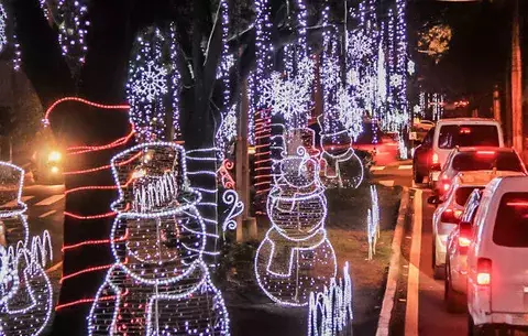 Luces alumbran nueve puntos de la ciudad para celebrar la Navidad 