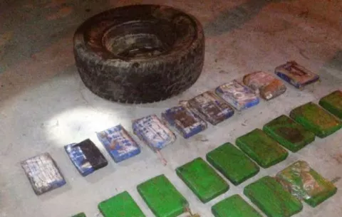 Decomisan droga oculta en la llanta de repuesto en un pick-up