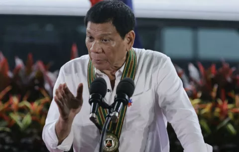 Duterte amenaza con lanzar desde un helicóptero a corruptos