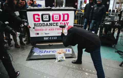 Los neoyorquinos "destruyen" en Times Square los malos recuerdos del 2016