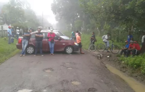 Cierran en Bijagual de Antón porque no cuentan con una carretera digna 