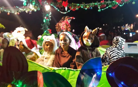 Magia y alegría en desfile de Navidad de Antón 