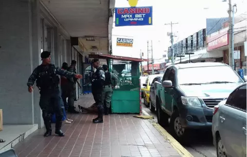 Estafaban premiando con cajas llenas de piedras