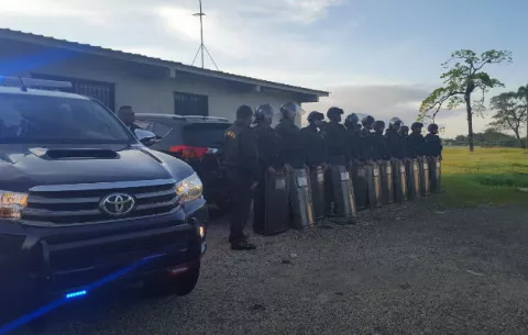 Cierran vía en Colón por mal servicio del 'ferry'