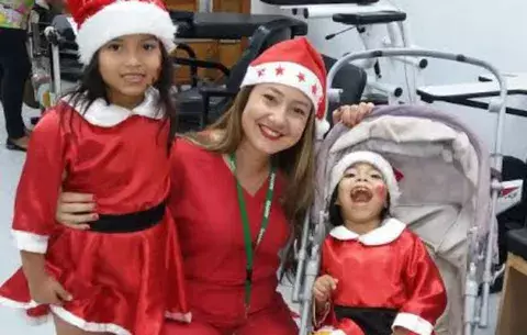 Niños felices en fiesta de Navidad de fisioterapeutas en Bocas del Toro