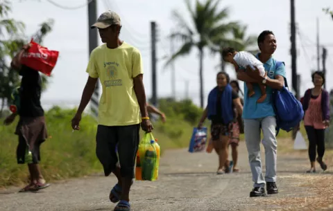 Potente tifón arremete contra Filipinas en medio de la Navidad 
