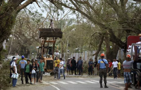 Piden fondos para víctimas de tifón en Filipinas