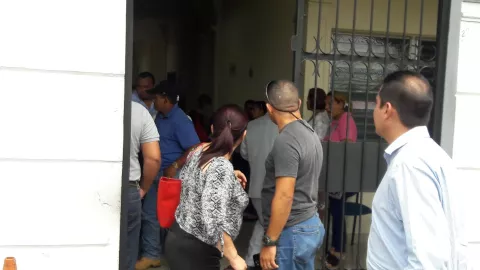Formulan cargos de 'cómplice secundaria' a madre del profesor