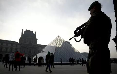 Francia moviliza para Nochevieja a más de 96,000 agentes y militares