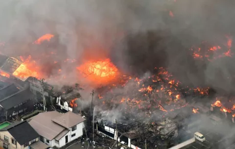 Un gran incendio quema 140 edificios en un pueblo de Japón