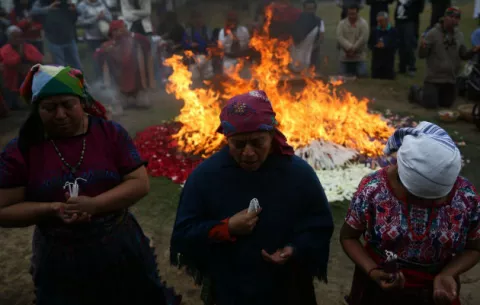 Los mayas de Guatemala claman por la Paz con un ritual ancestral