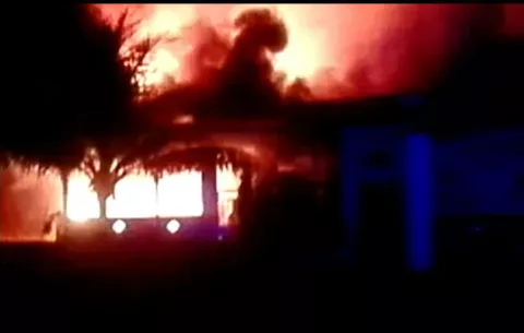 Incendio sorprende a familia cuando dormía en Colón 