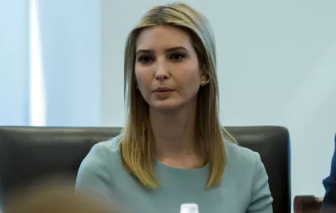 Un hombre increpa a Ivanka Trump en un avión y es expulsado del vuelo
