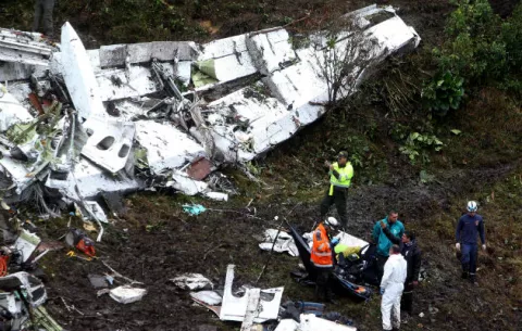 Avión de Lamia tenía combustible limitado y exceso de peso