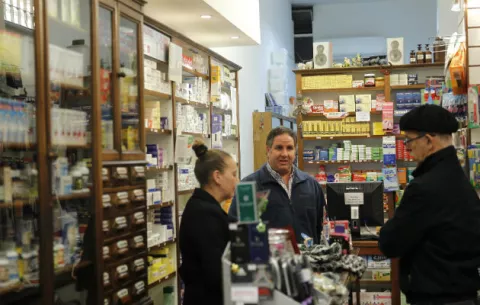 Farmacias argentinas dejan de suministrar medicinas a jubilados por una deuda