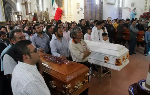 Aumentan a 35 los muertos por explosiones en mercado de pirotecnia mexicano