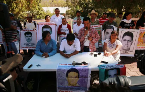 Padres de los 43 de Ayotzinapa inician caravana para luchar contra el olvido