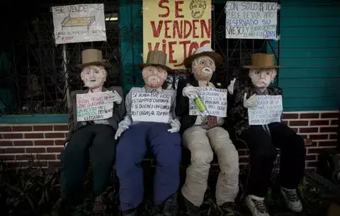Medio millar de muñecos están listos para ser quemados en Noche Vieja 