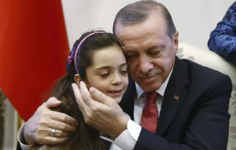 Erdogan recibe en Turquía a 'niña tuitera' tras ser evacuada