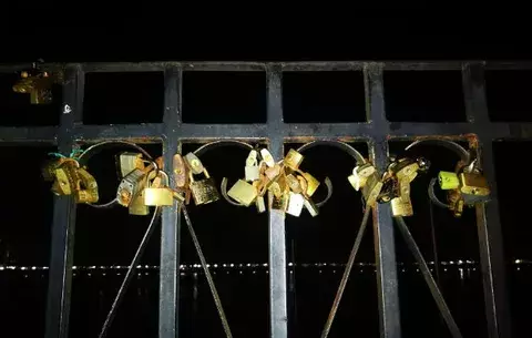 Copian en el Casco Antiguo la tradición de los "candados del amor"