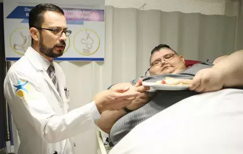 El hombre más obeso del mundo inicia largo camino para recuperar la salud