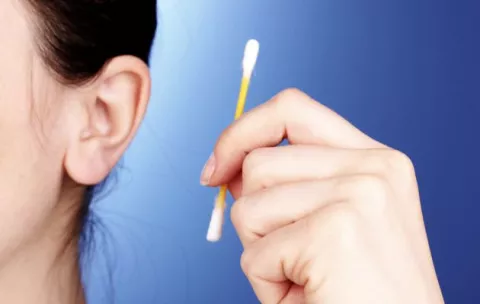 ¡Ojo! ¿Debo limpiarme el oído?