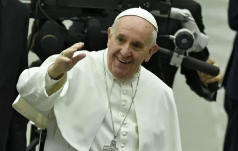 El papa Francisco abandonó el Vaticano para ir a comprar zapatos