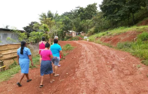 Residentes pasan páramos por mal estado de la calle en El Retiro de La Chorrera